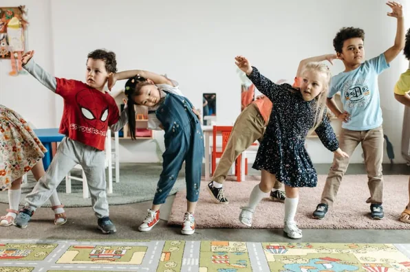 Kinder bewegen sich gemeinsam