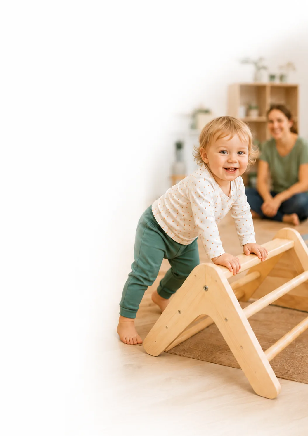 Kleinkind klettert auf einem Holz-Kletterdreieck